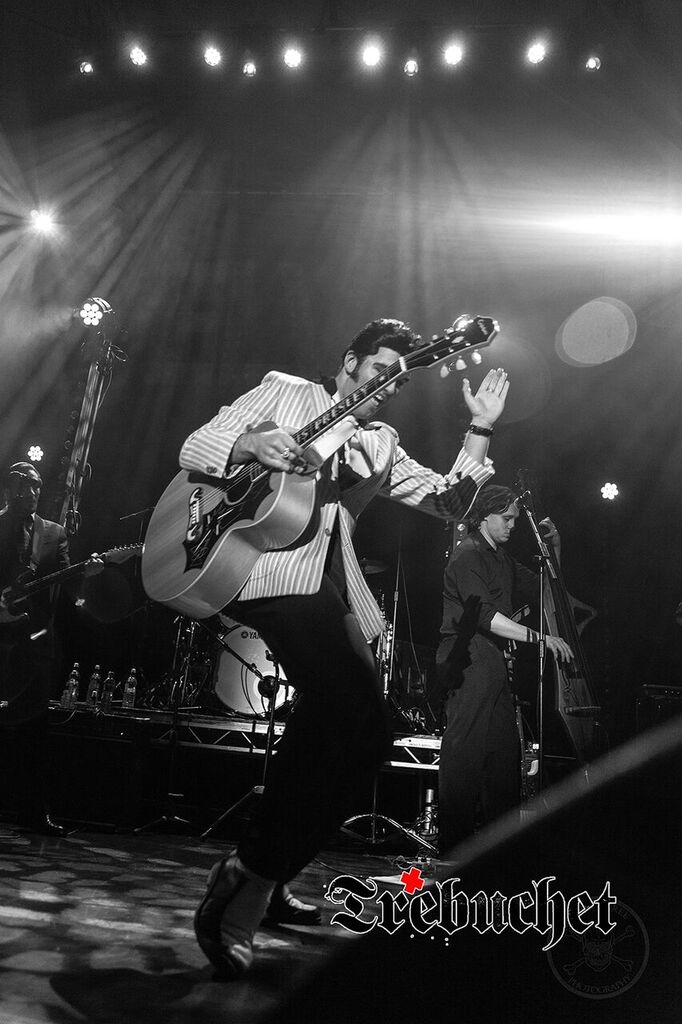 Sweet Inspirations on the Elvis World Tour (Shawn Klush) Trebuchet