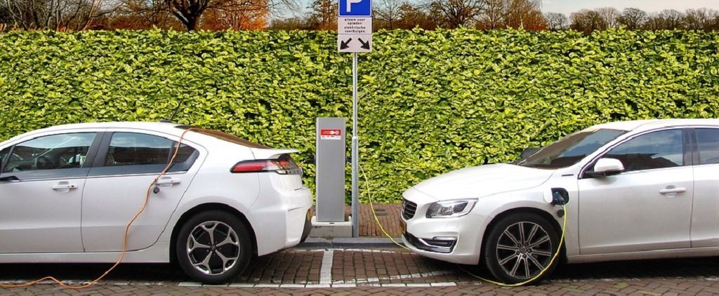 electric cars by pixabay and joenomias 1024
