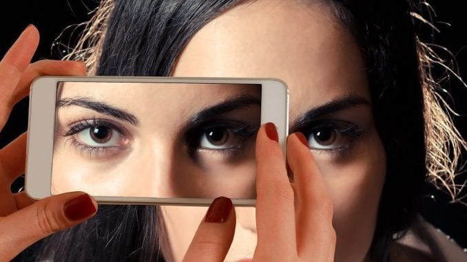smartphone-face-woman-eyes-122428-1024